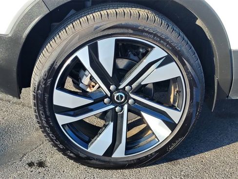 Certified 2025 Volvo XC40 B5 Plus image 30