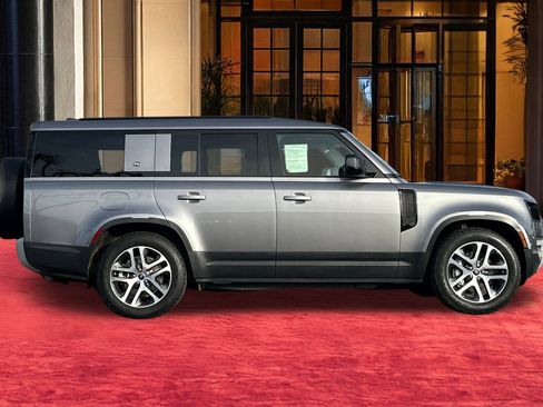 Used 2023 Land Rover Defender 130 SE image 9