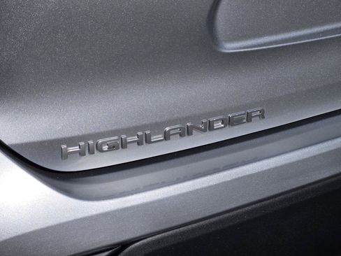 Used 2024 Toyota Highlander LE FWD image 37