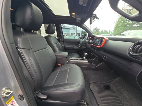 Used 2016 Toyota Tacoma TRD Sport w/ Premium & Technology Package AWD/4WD image 11