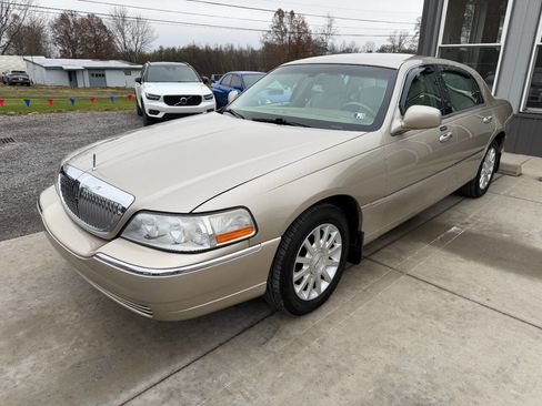 Used 2006 Lincoln Town Car Signature image 3