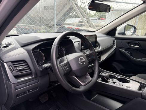 Used 2025 Nissan Rogue SV image 34