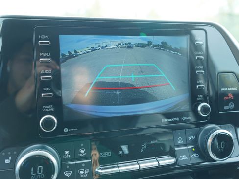 Used 2021 Toyota Highlander XLE AWD/4WD image 26