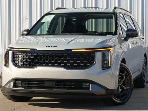 Used 2025 Kia Carnival SX w/ SX Dark Edition Package image 3