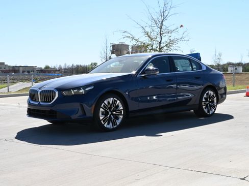 New 2026 BMW 530i xDrive w/ Convenience Package AWD/4WD image 3