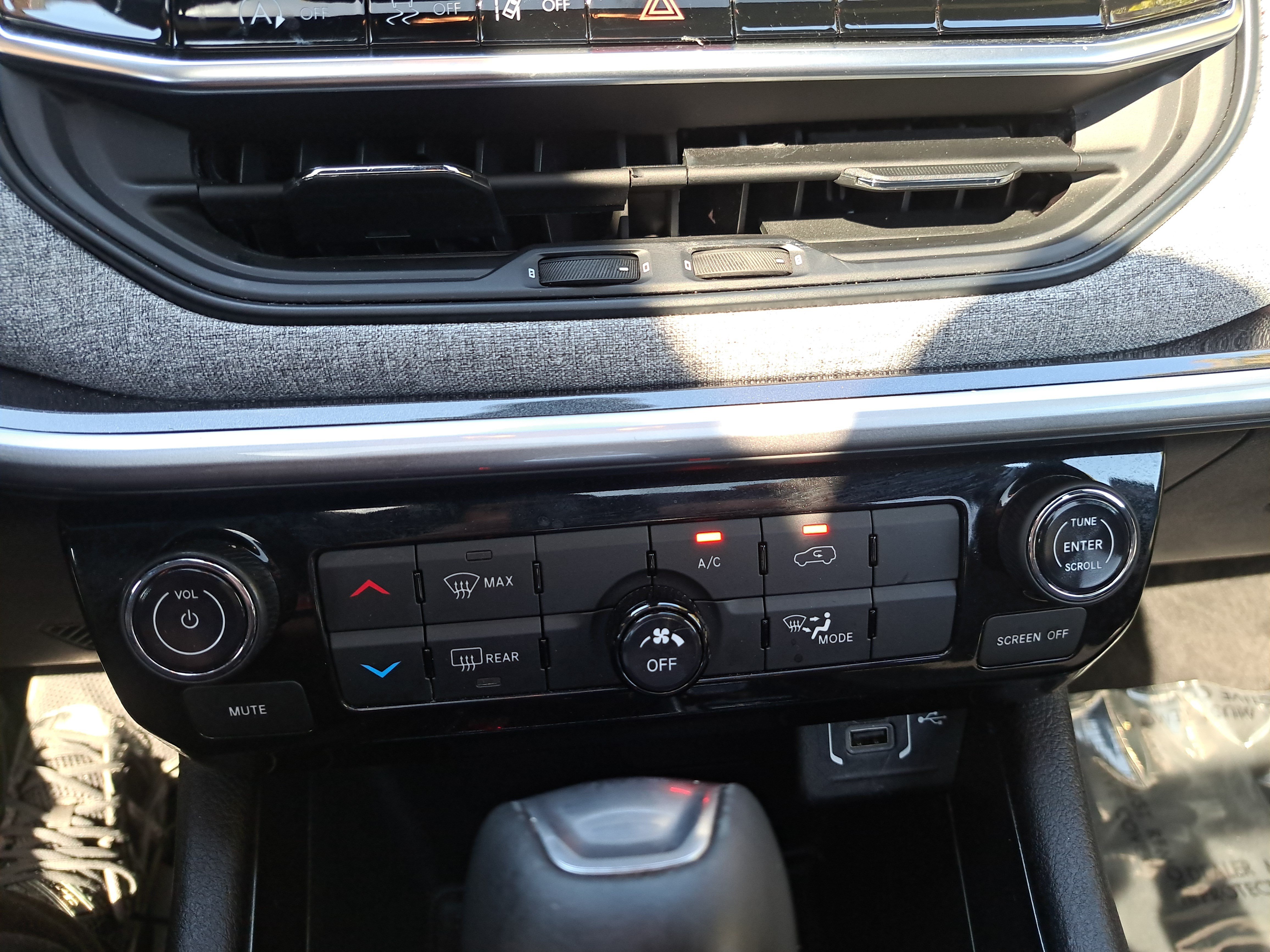Used 2023 Jeep Compass Latitude w/ Sun and Sound Group AWD/4WD image 12