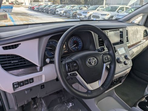 Used 2017 Toyota Sienna XLE Premium image 10