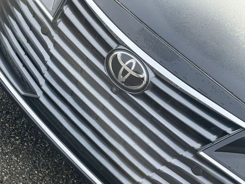 Used 2022 Toyota Avalon Limited image 36