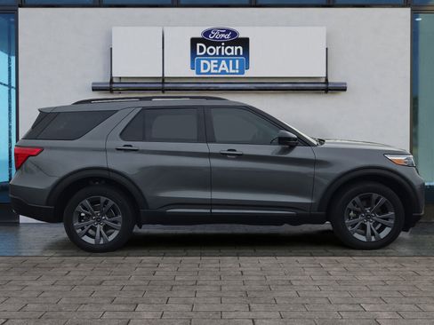 Used 2023 Ford Explorer XLT w/ Equipment Group 202A AWD/4WD image 2