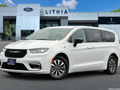 Used 2024 Chrysler Pacifica Select