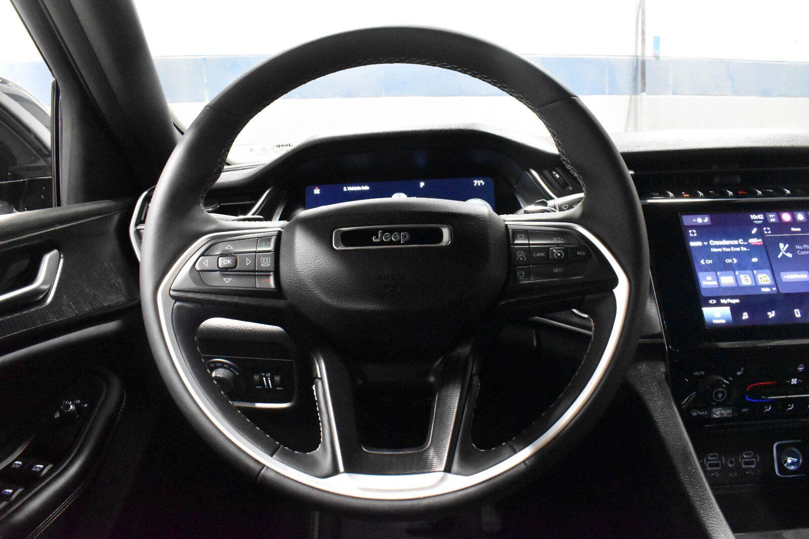 Used 2024 Jeep Grand Cherokee Altitude AWD/4WD image 6