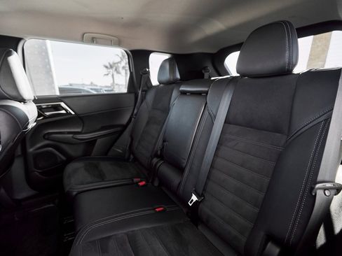 Used 2023 Mitsubishi Outlander SE image 28