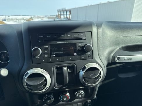 Used 2018 Jeep Wrangler Rubicon w/ Power Convenience Group image 20