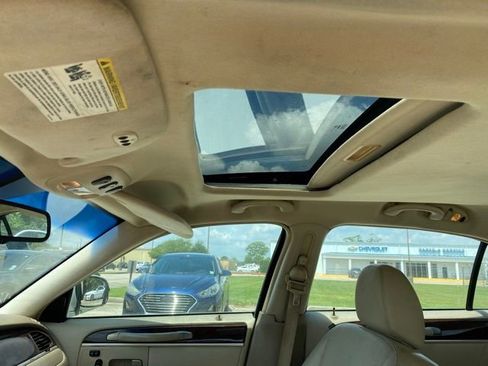 Used 2006 Lincoln Town Car Signature Limited RWD image 20