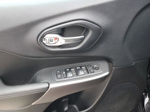 Used 2019 Jeep Cherokee Latitude w/ Popular Appearance Group image 27