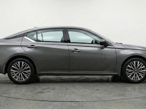 Used 2025 Nissan Altima 2.5 SV FWD image 11
