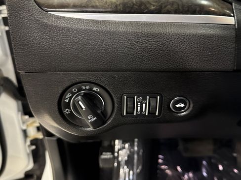 Used 2019 Chrysler 300 Limited image 9