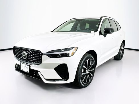 Used 2025 Volvo XC60 B5 Plus image 3