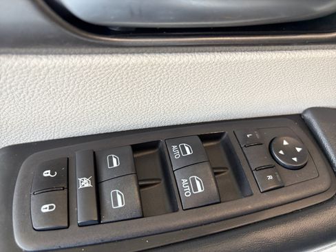 Used 2024 Chrysler Pacifica Limited FWD image 12