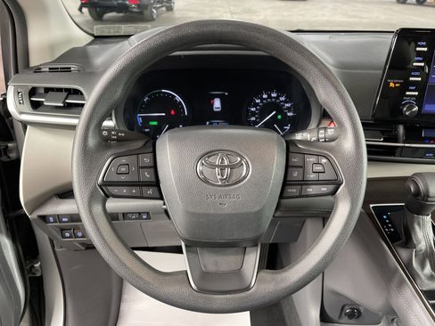 Used 2024 Toyota Sienna LE image 17