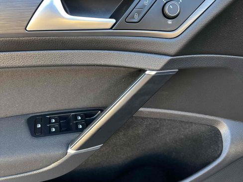 Used 2018 Volkswagen e-Golf SE w/ DC Fast Charging Package image 65