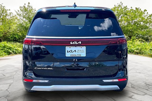 Used 2022 Kia Carnival LX FWD image 4