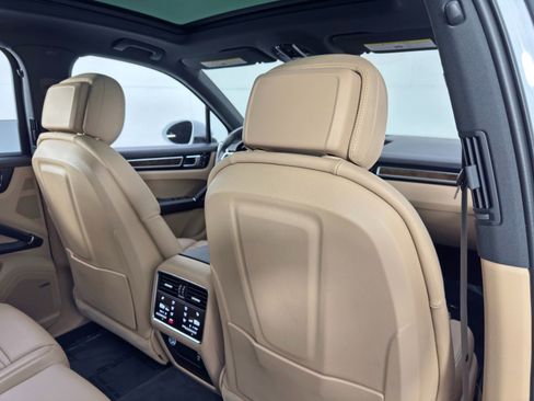Used 2022 Porsche Cayenne S Platinum w/ Premium Package Plus image 37