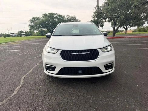 Used 2023 Chrysler Pacifica Limited FWD image 2