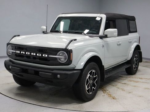 Used 2023 Ford Bronco Outer Banks image 9