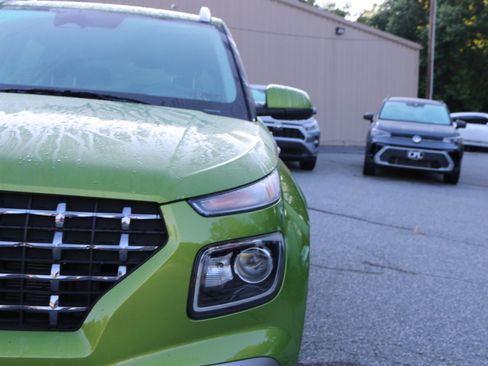 Used 2024 Hyundai Venue SEL FWD image 13