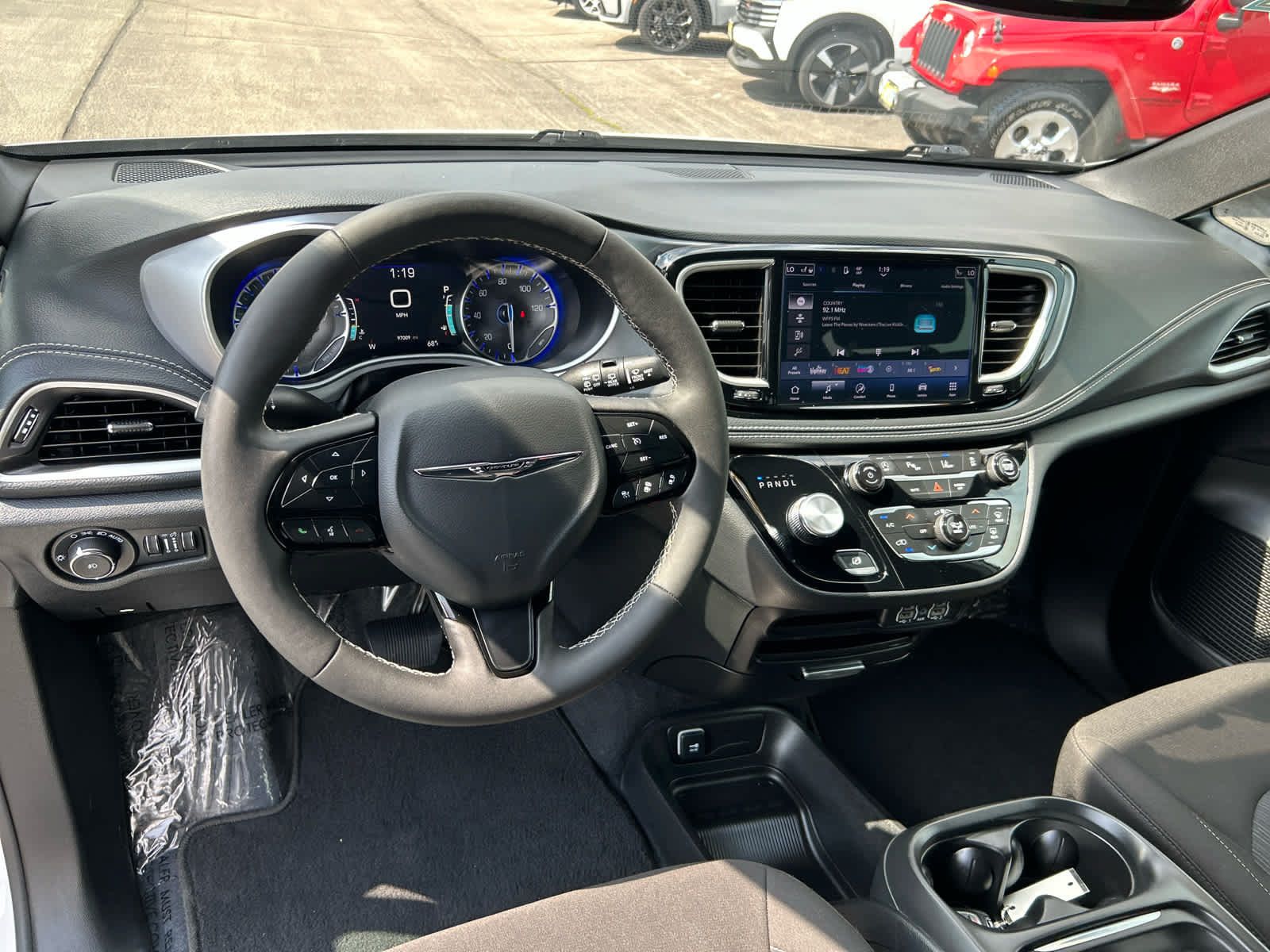 Used 2024 Chrysler Pacifica Touring FWD image 11