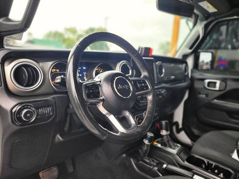 Used 2018 Jeep Wrangler Unlimited Sahara AWD/4WD image 9