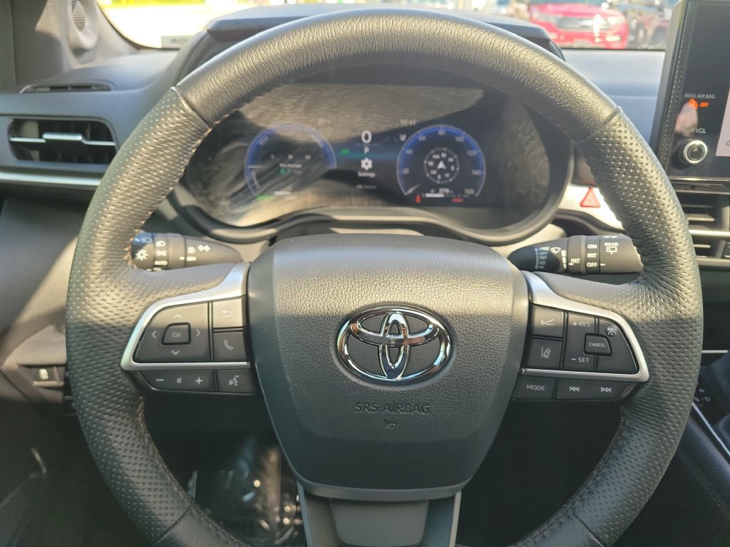 Used 2025 Toyota Sienna Limited FWD image 8