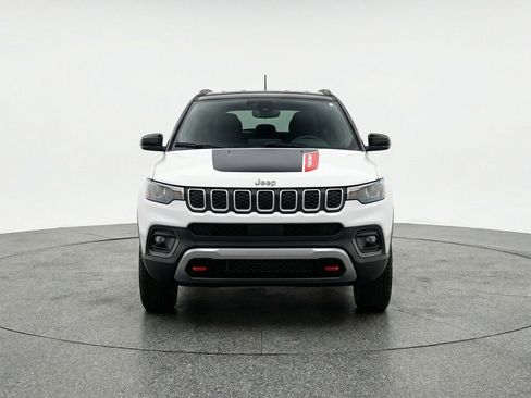 Used 2025 Jeep Compass Trailhawk image 2