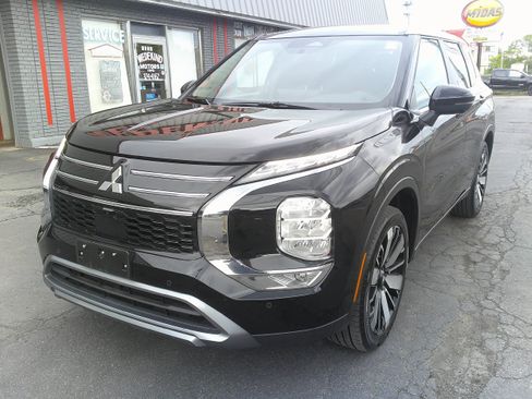 Used 2025 Mitsubishi Outlander SE AWD/4WD image 3