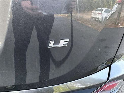 Used 2018 Toyota RAV4 LE image 10