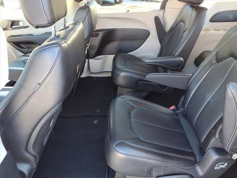 Used 2024 Chrysler Pacifica Touring-L image 8