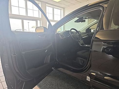 Used 2023 Ford Edge SE w/ Black Appearance Package image 11