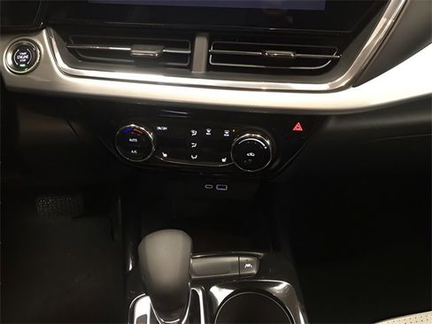 Used 2025 Chevrolet Trax LT w/ LT Convenience Package image 17
