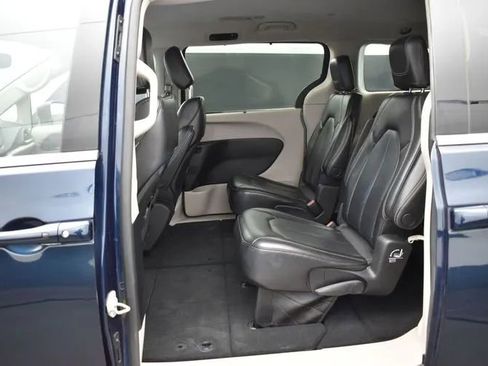 Used 2023 Chrysler Pacifica Touring-L FWD image 15