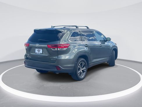 Used 2018 Toyota Highlander Plus AWD/4WD image 5