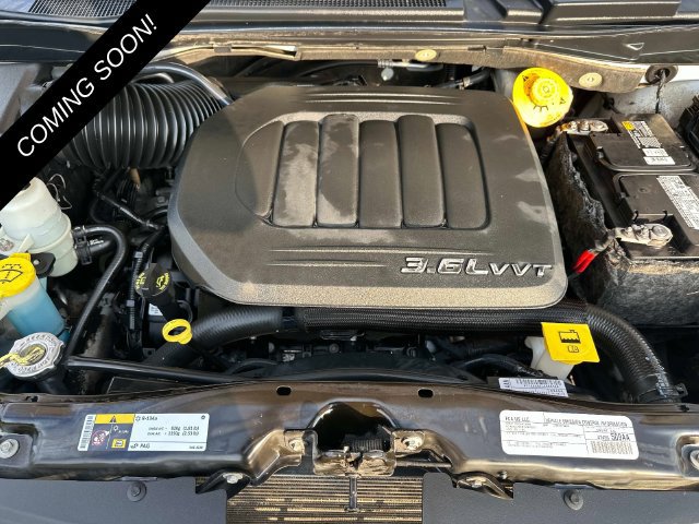 Used 2016 Chrysler Town & Country Touring-L FWD image 10