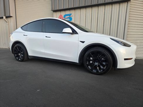 Used 2024 Tesla Model Y Long Range AWD/4WD image 11