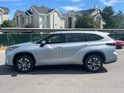 Used 2024 Toyota Highlander XLE FWD image 8
