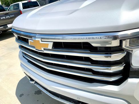 Used 2023 Chevrolet Silverado 1500 High Country w/ Technology Package AWD/4WD image 2