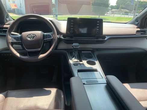 Used 2024 Toyota Sienna Platinum FWD image 17