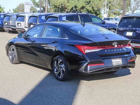 Certified 2025 Hyundai Elantra SEL image 2