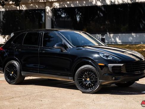 Used 2018 Porsche Cayenne Platinum Edition image 32