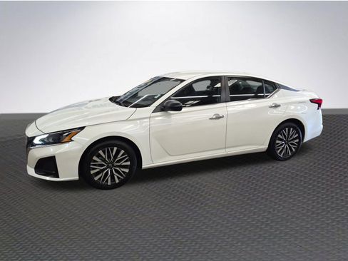 Used 2025 Nissan Altima 2.5 SV FWD image 2