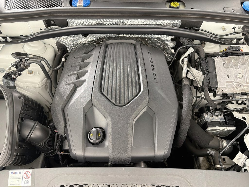 Certified 2023 Porsche Macan AWD/4WD image 32